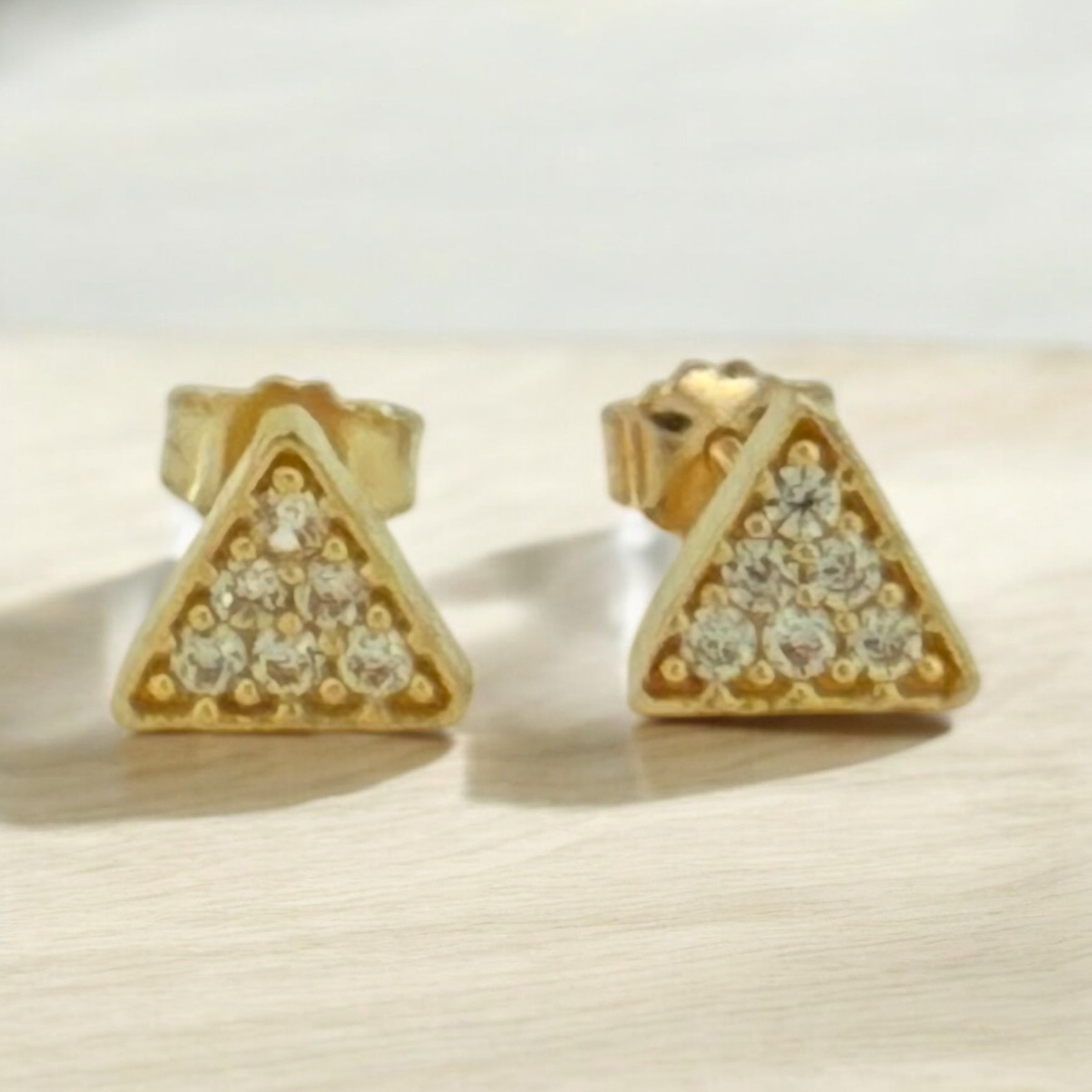 Earrings 10k zicornia Weight 0.9gm