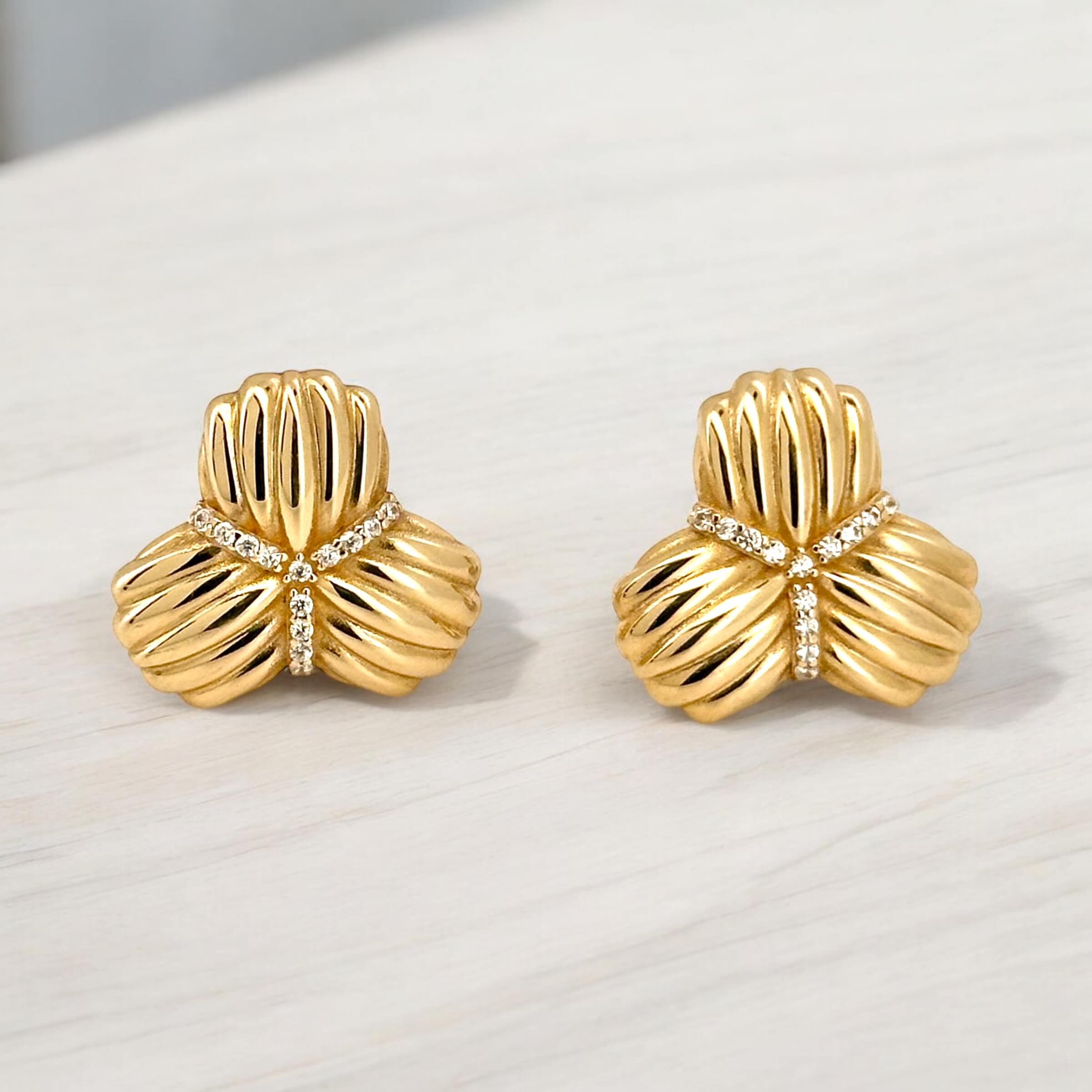 Earrings Omega 14 KT zicornia Weight 4GM