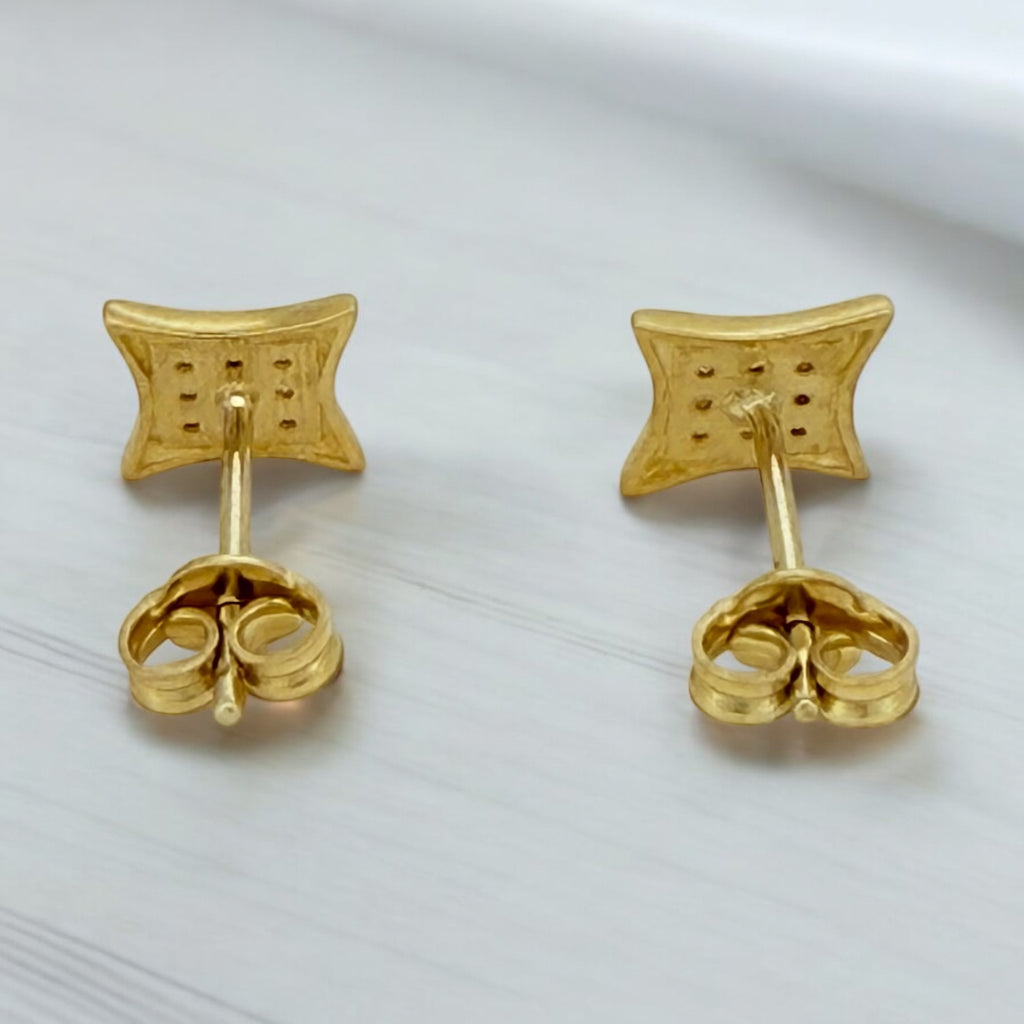 Earrings 10k zicornia Weight 0.9gm