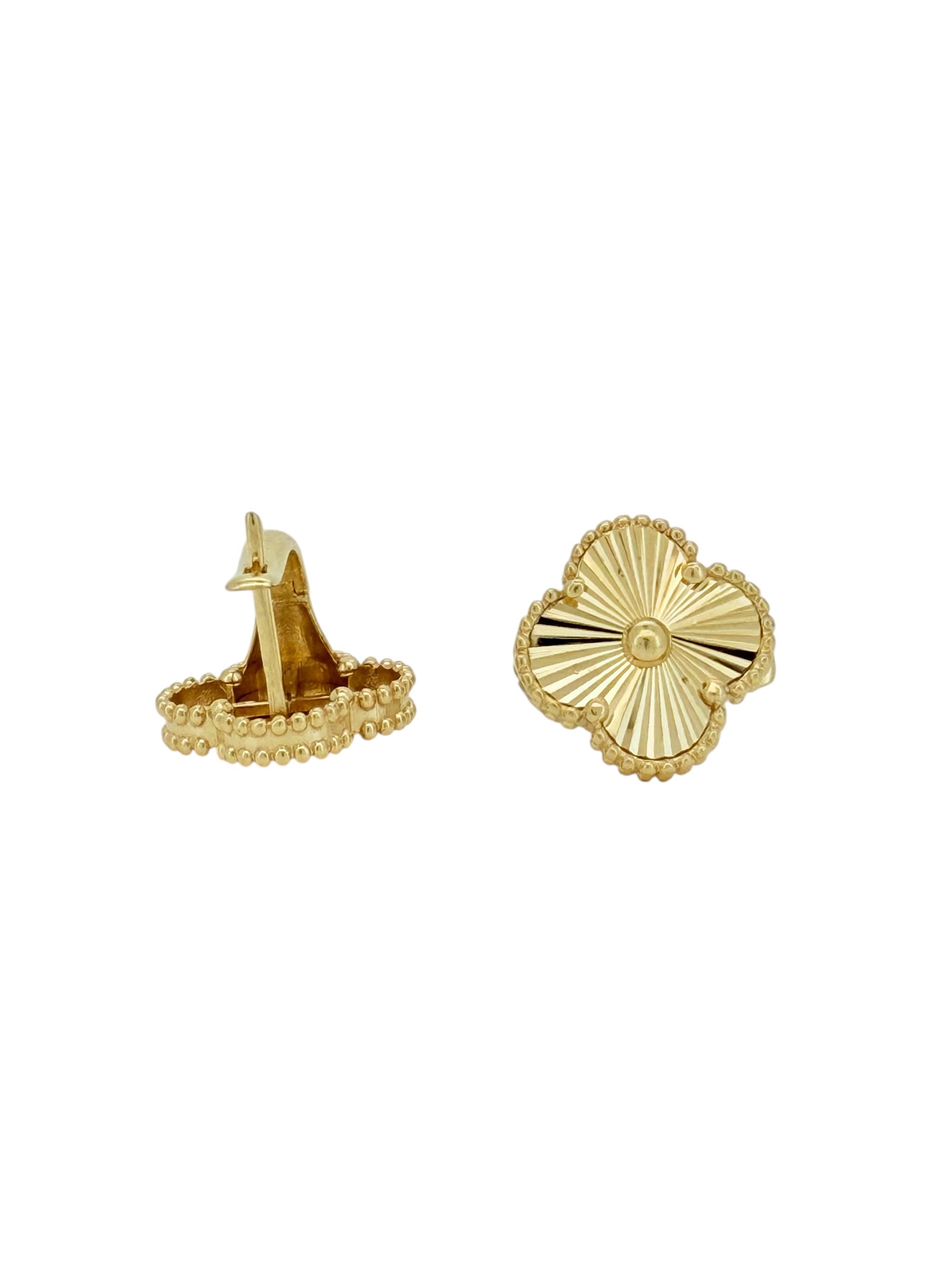 Earrings Golden flower 10k Hollow Weight 3.4gm